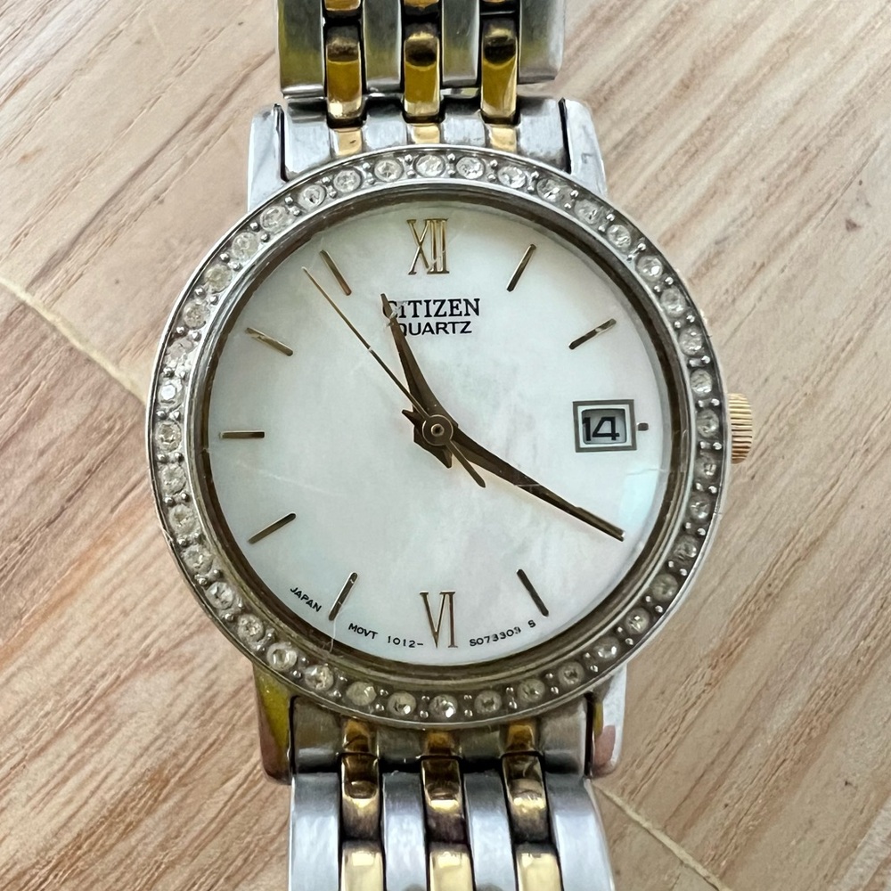 Citizen Quartz ladies mother of pearl two-tone dress watch NEW BATTERY
